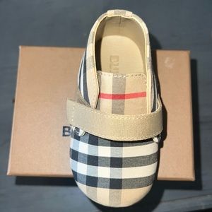 Burberry girl flats Size 19